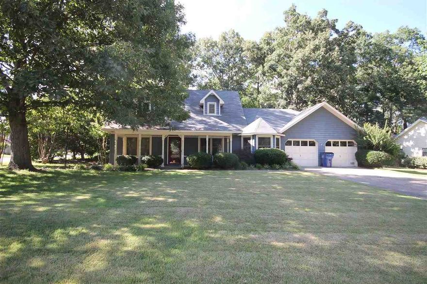 Great home in the heart of Maumelle! Large loving area with woodburning fireplace with new laminate hardwood flooring. Eat in kitchen with bay windows overlooking backyard. Master on main level along with full bath. Upstairs features two additional beds and full bath. Nice backyard fully fenced on corner lot.
