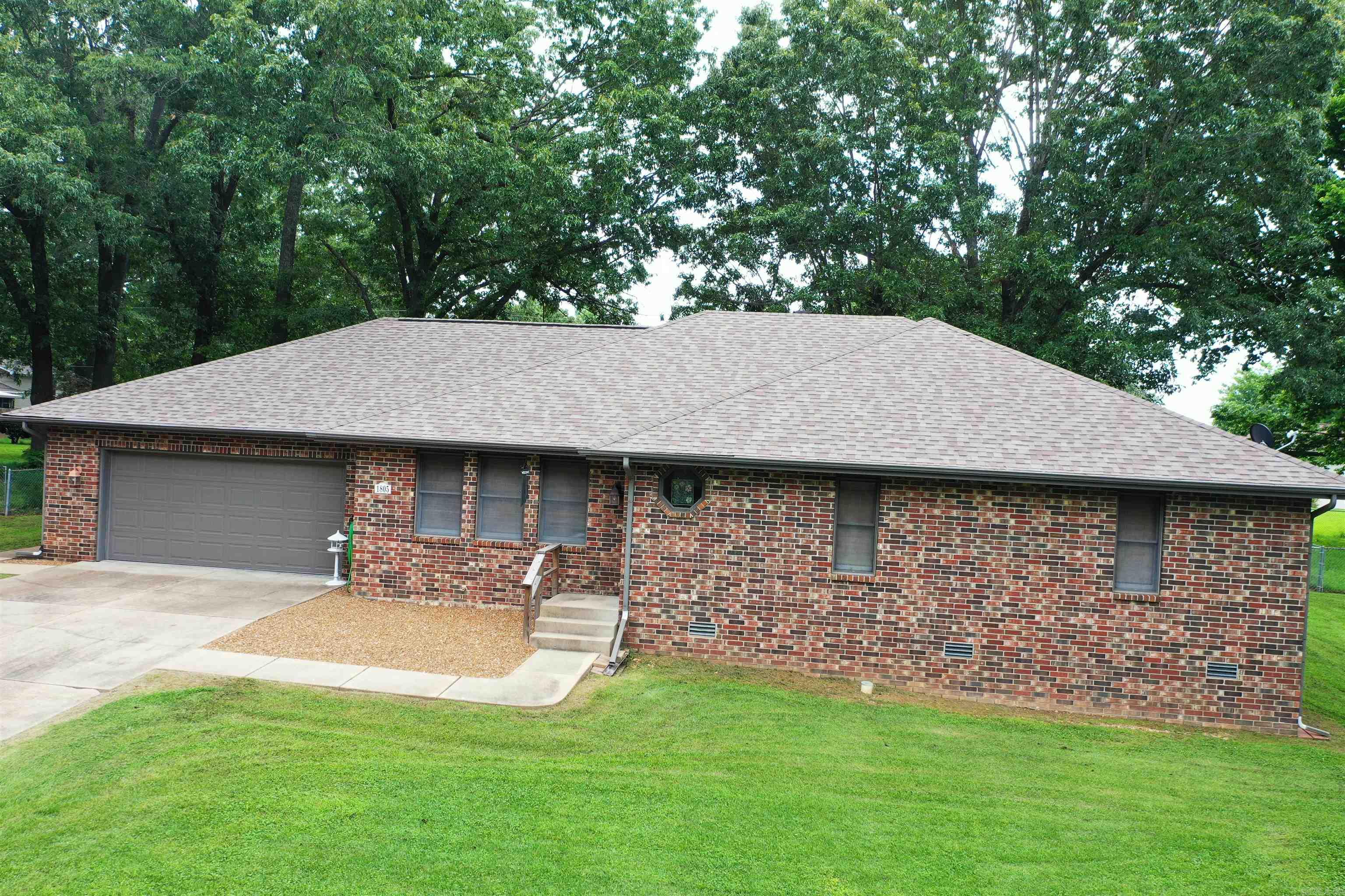 Look at this beautiful brick, 3-bedroom, 2 full bath, 2 car garage with 1962 square feet of living space, in the city limits. The new roof in 2018 and HVAC is 4 years old. The kitchen and dining are combined with a new range, refrigerator, lots of room, storage and comfort in mind. The family room has a gas log fireplace and vaulted ceiling for a relaxed atmosphere that flows into the living room. The laundry room is off the garage and bonus room for office or hobby. The level backyard comes with a chain link fence to keep pets enclosed. Handicap Access
