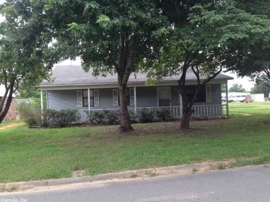 REO PROPERTY - BANK OWNED. PROPERTY SOLD AS IS. The listing broker and Seller assume no responsibility and make no guarantees, warranties or representations as to accuracy of the property information or photographs. Buyer to turn on utilities for Inspections. ON WEST SIDE OF TOWN, CLOSE TO SHOPPING, GROCERIES, BANKS ETC. GOOD LOCATION! Great starter home, priced to sell!