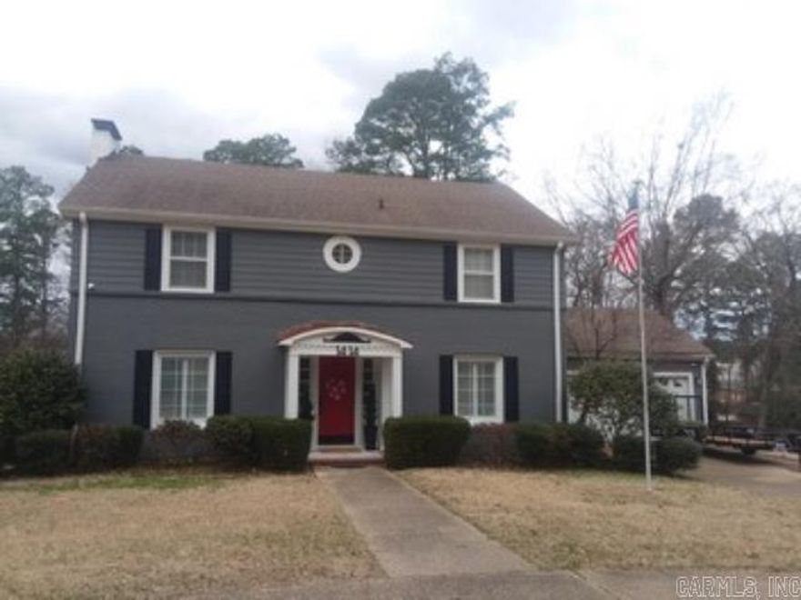 Colonial style home for sale in wonderful neighborhood close to downtown. 4 bedrooms/3.5 half baths, and guest house/mancave additional 1400 sq ft, circulation system under guest house, 2 hot water tanks( 1 gas & 1 tankless) Beautiful back patio and pool in backyard (Glenn Mechanical takes care of pool)