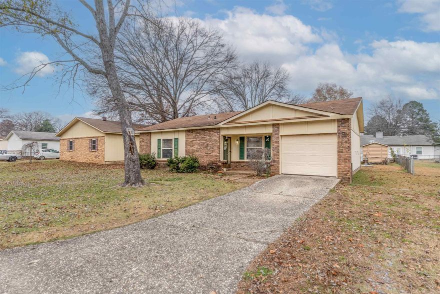 Come take a look at this charming house in Sherwood, Arkansas! Home features 3 bedrooms, 1 1 /2 bath, nice size living room and eat in kitchen. The home has a large back yard with a nice deck for relaxing in the evening. With close proximity to dining and shopping and approximately 3 miles from the back gate of LRAFB. You don't want to let this one get away!!! Call today for your private showing.