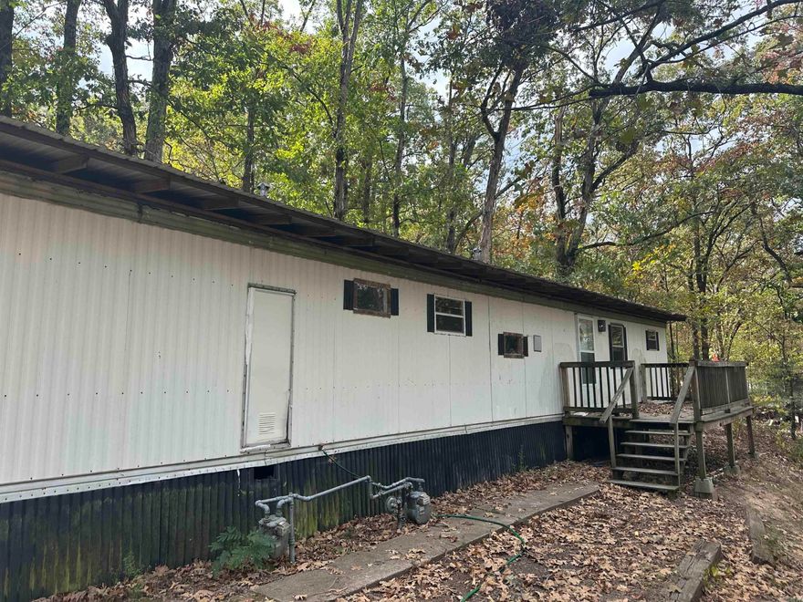 2 bed 2 bath newly mobile home, new carpet in bedrooms and in a very quite dead end street with little traffic. Washer and dryer hook up in the unit. Spacious living area and kitchen. Has room for a dinning area in the kitchen. Has a very large walking closet off the bathroom that could be used as a 3rd bedroom or office. This home is move in ready and wont last long.