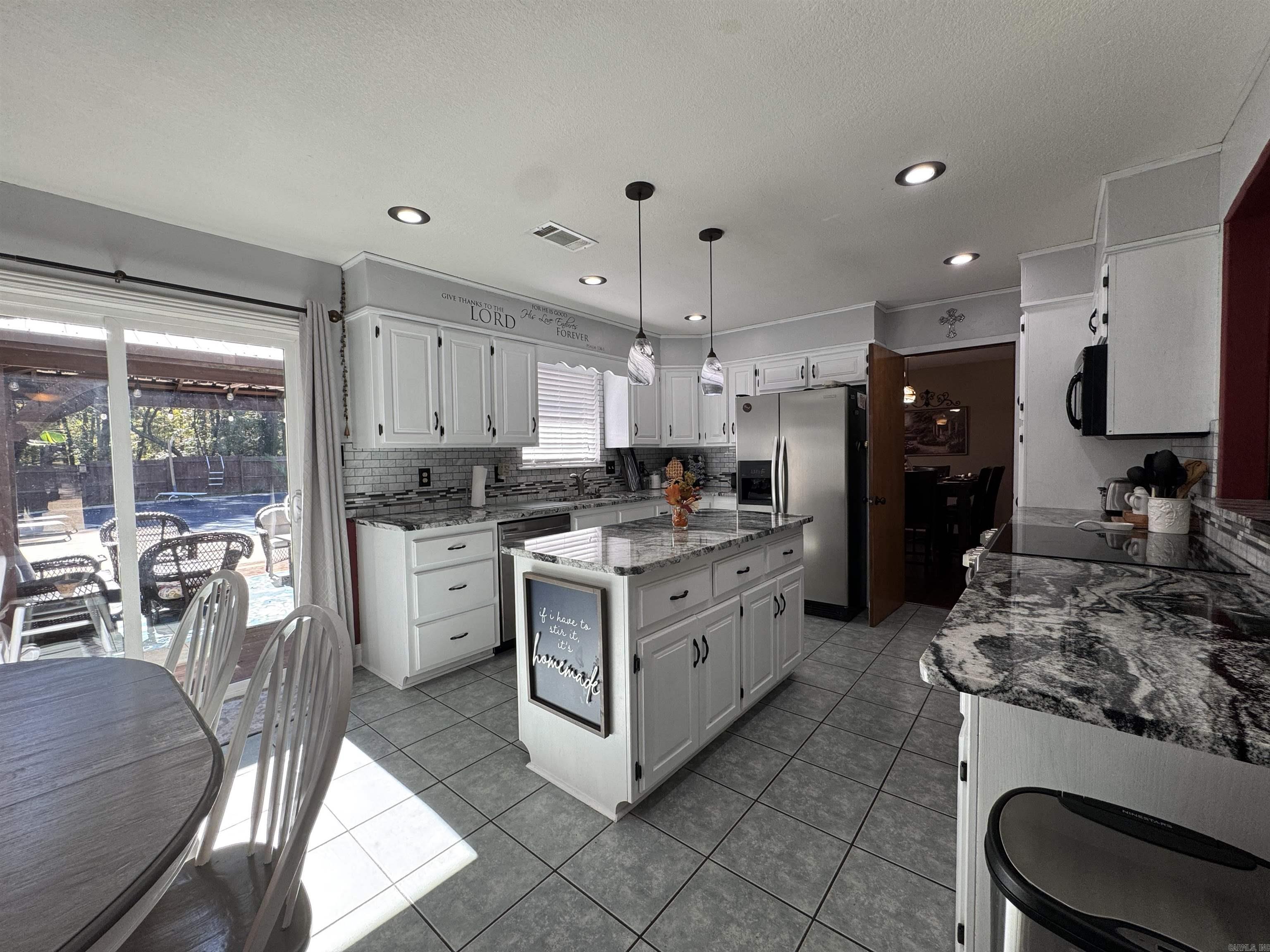 DELEES NORTH MOORE ESTATES - Residential