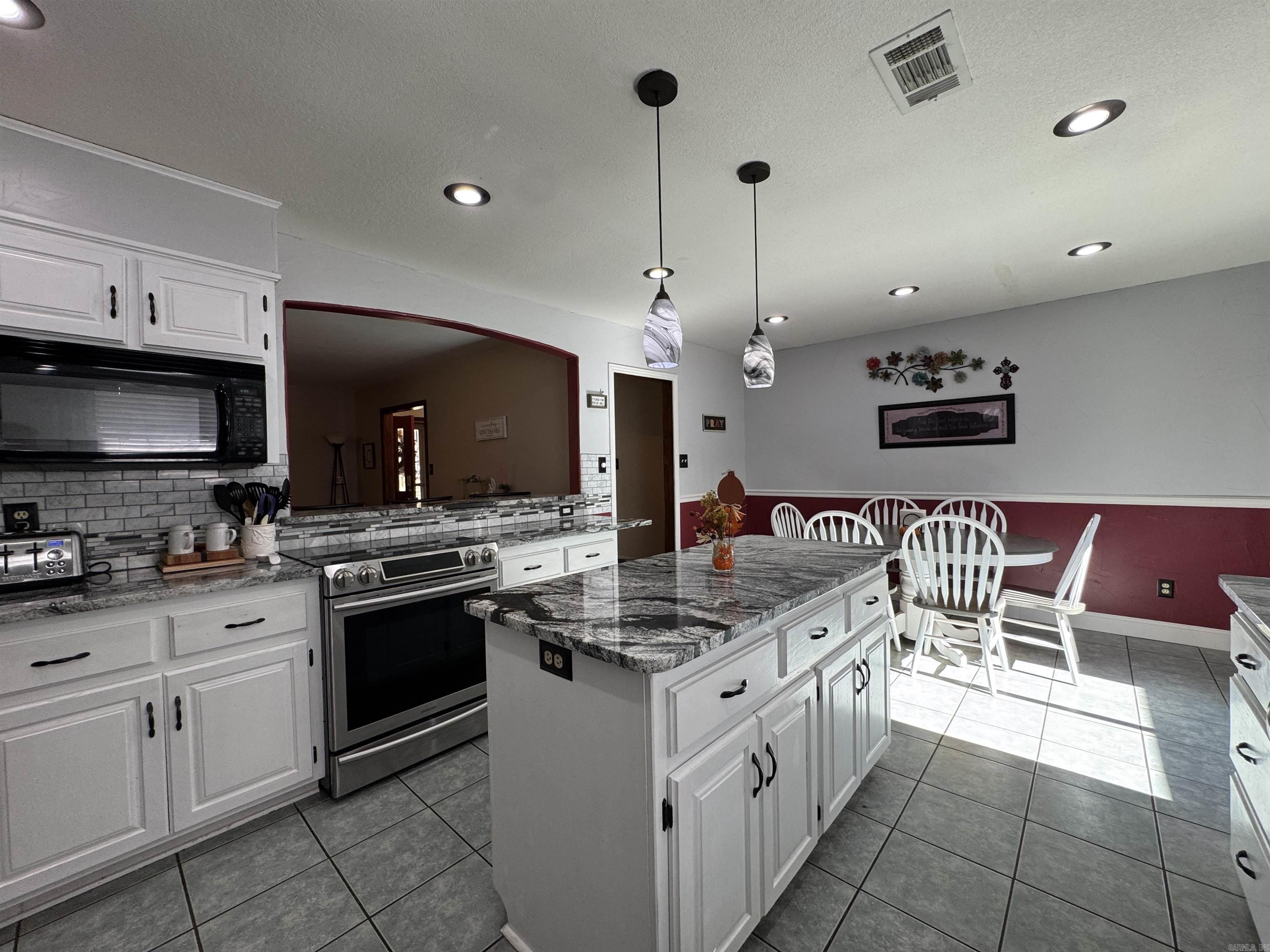 DELEES NORTH MOORE ESTATES - Residential