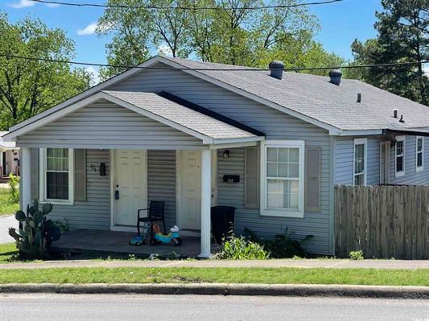 2 bed, 1 bath. Hardwood floors, just 2 or 3 blocks away from Argenta. Move in ready. Deposit $700 and rent $700.