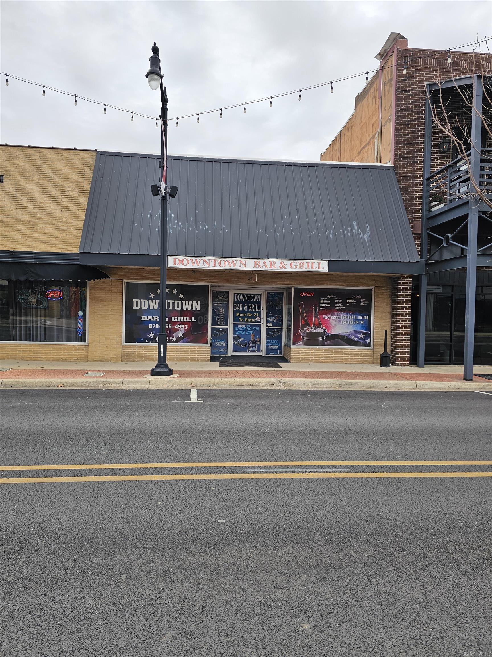 Main image without alt text