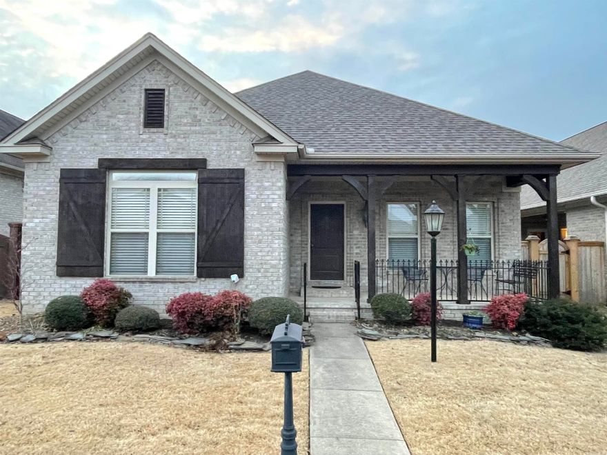 UCBL - Beautiful home, Granite in wet areas, wood, tile and carpet flooring, courtyard area, double garage with floored attic, very well maintained.