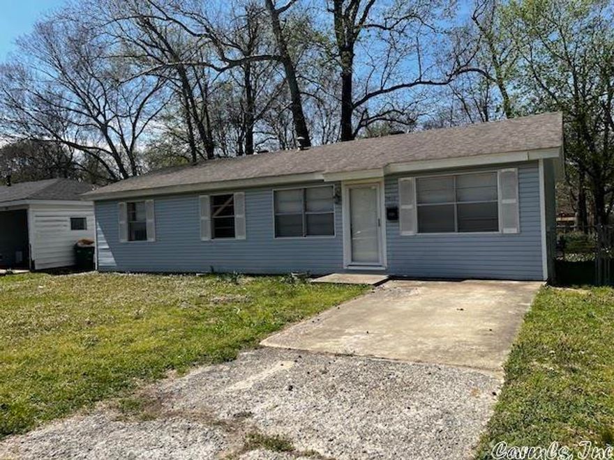 Move in ready! 3 bed, 1 bath, 1104 sq.ft. fully fenced backyard.