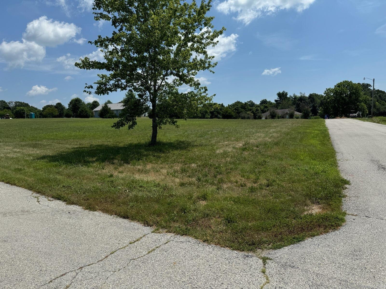 1.22 acres m/l in a well maintained small subdivision in Ash Flat, AR Perfect building site for your dream home. Just 2 miles to restaurants, shopping, gas stations, etc...