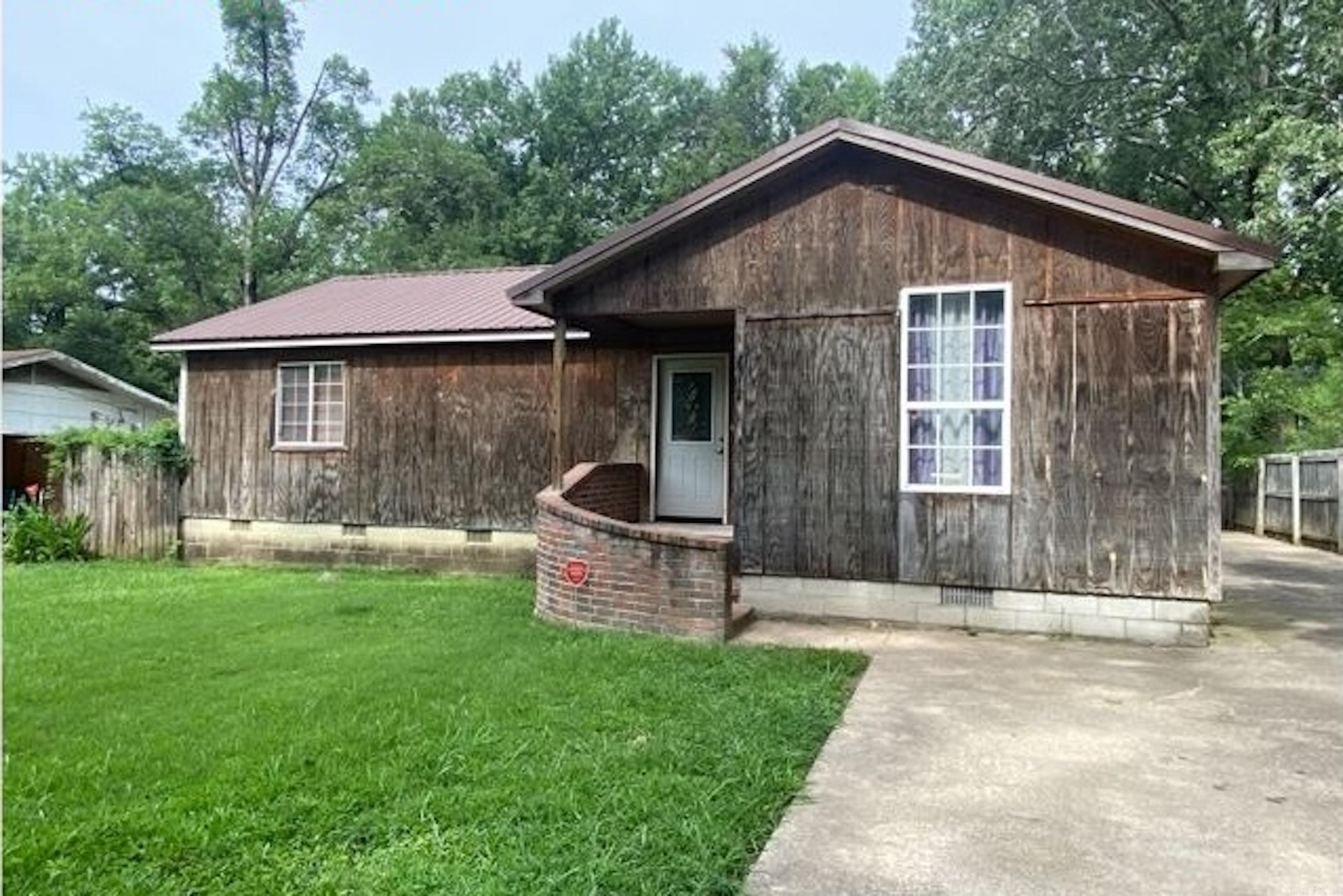 3br/3ba home with open concept living/kitchen/dining. Large den with fireplace that could also be a 4th bedroom. Covered porch and 3 bay storage area and concrete parking pad. Property is sold "as-is". Verify all information. āAll offers must be submitted by the buyerās agent using the online offer management system. Access the system via the link below. A technology fee will apply to the buyerās broker upon consummation of a sale.ā Offer link to property: http://www.spsreo.com/?c=DDIC