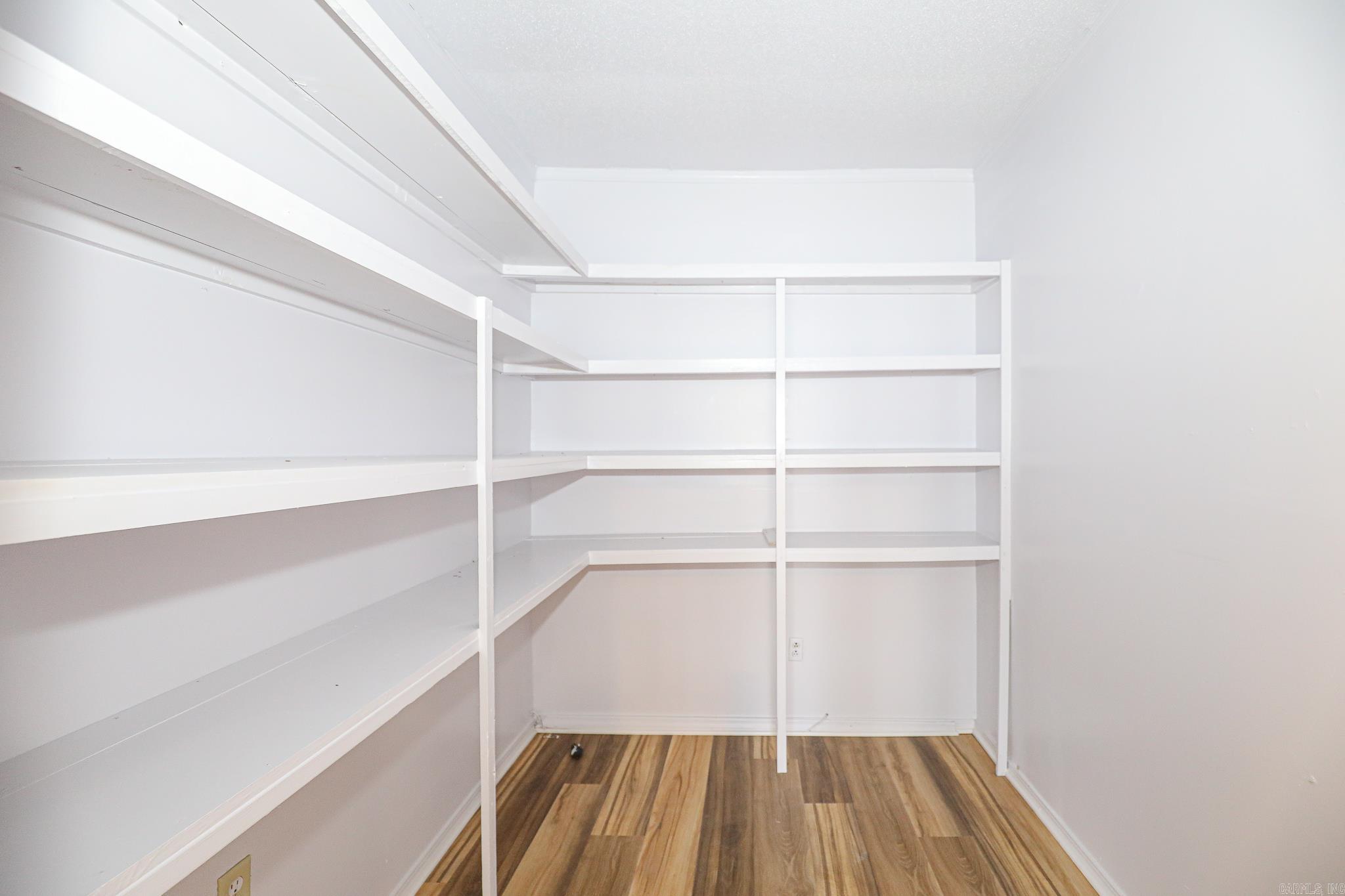 BEAUTIFUL LAKEVIEW - Residential