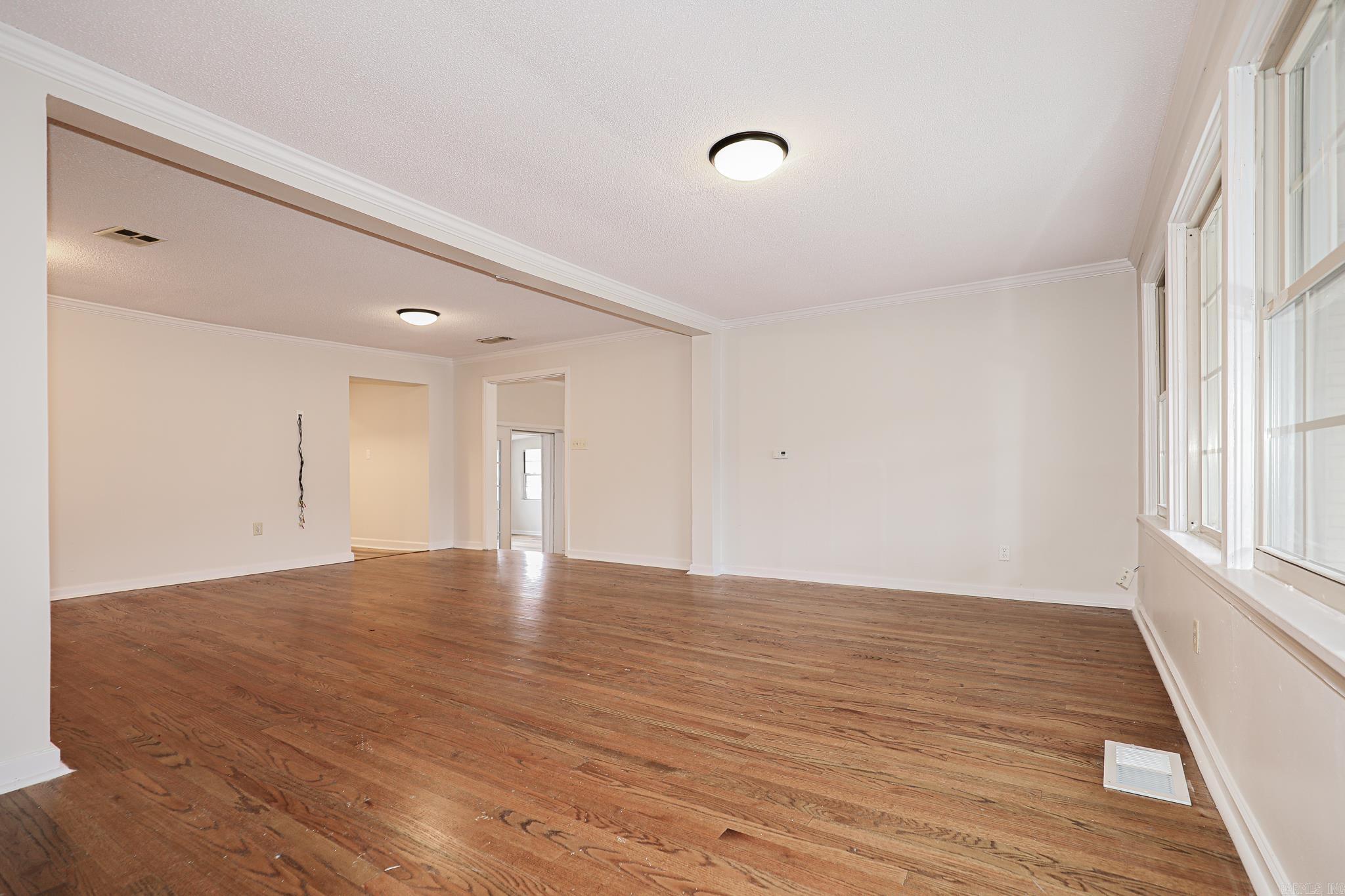 BEAUTIFUL LAKEVIEW - Residential