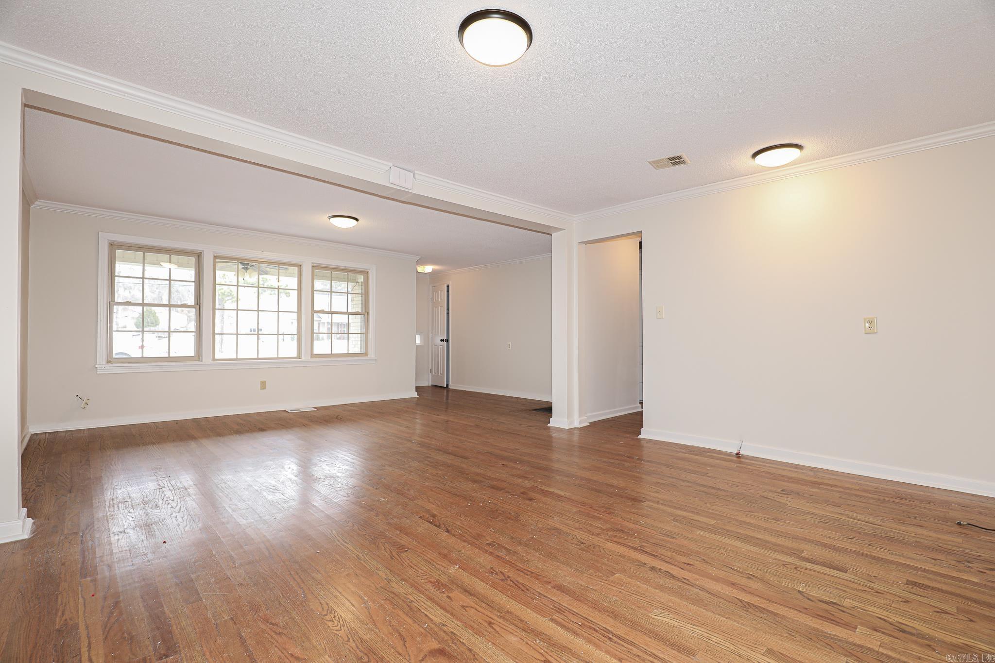 BEAUTIFUL LAKEVIEW - Residential