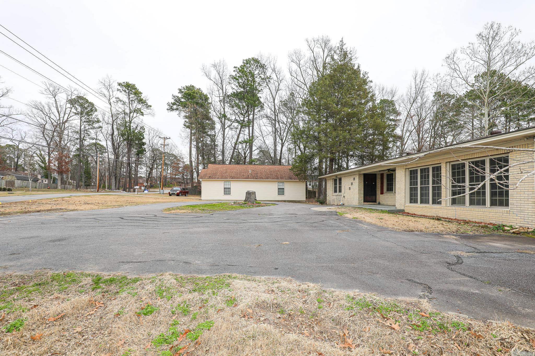 BEAUTIFUL LAKEVIEW - Residential