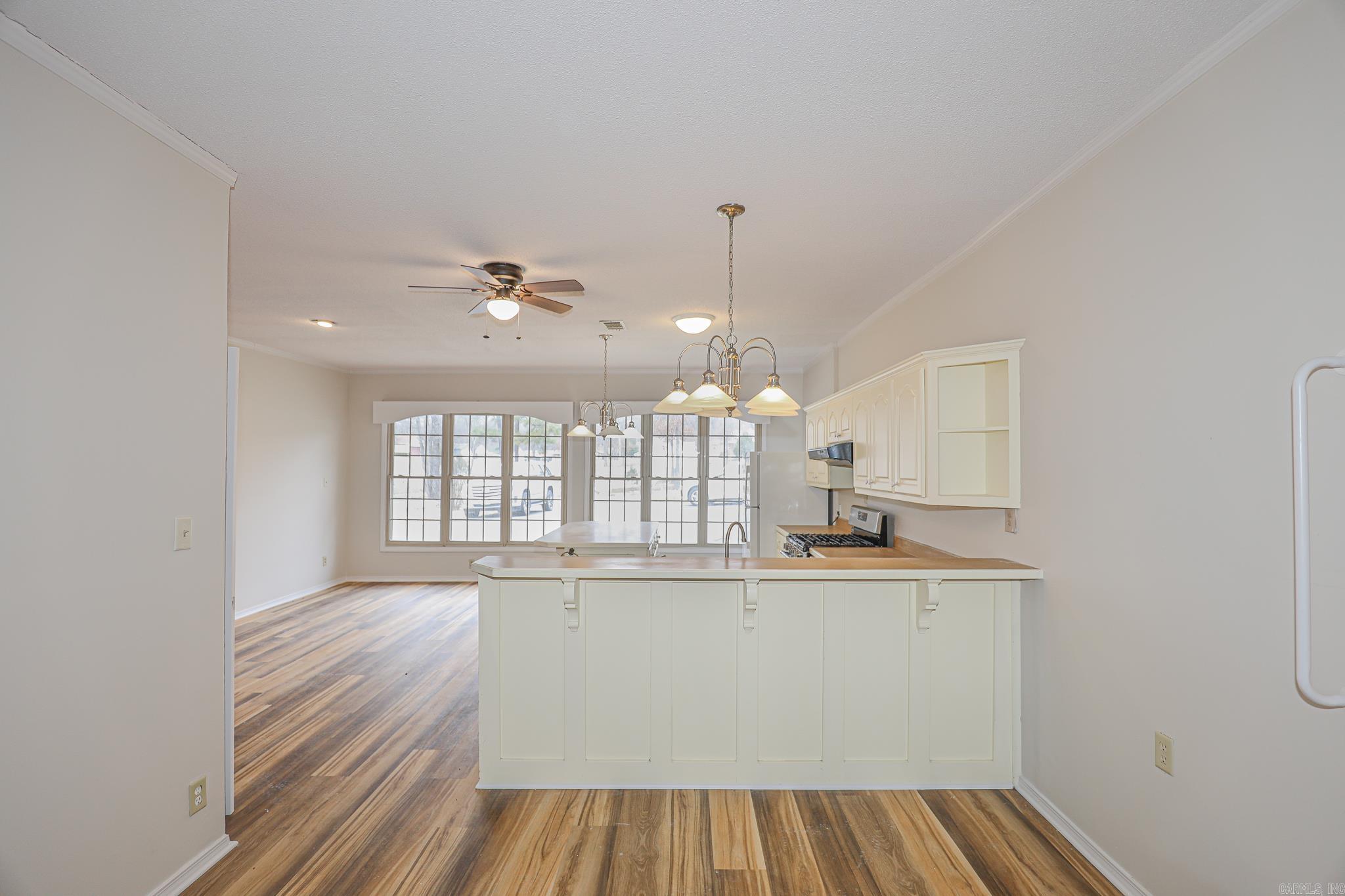 BEAUTIFUL LAKEVIEW - Residential