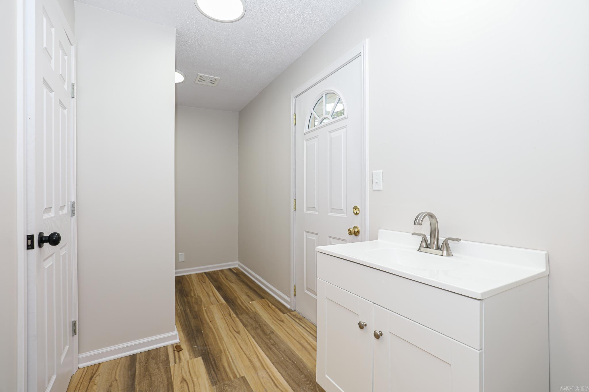 BEAUTIFUL LAKEVIEW - Residential