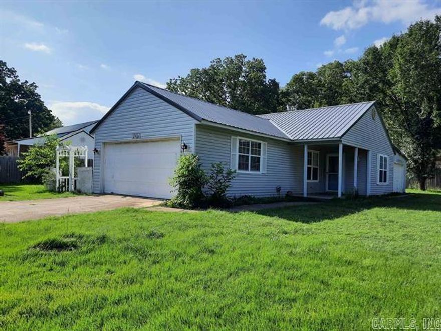 You will love this 3 bedroom, 2 bath home, whether you are looking for a full-time home for the family or looking for a great weekend get-away this is it! Within easy walking distance of the famous Court Sqaure where you can enjoy music, shopping, restaurants or just set and visit with all the friendly folks.  This home offers C&A, garage plus extra garage/workshop. Nice privacy fenced back yard, city utilities, new metal roof, low maintenance.