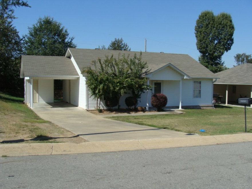 Beautiful 2b/2b, 1036sqft home, large living area with stained concrete floor, new carpet and paint. Upgrades in ceiling fans and plumbing fixtures, and the outside yard has extra landscaping