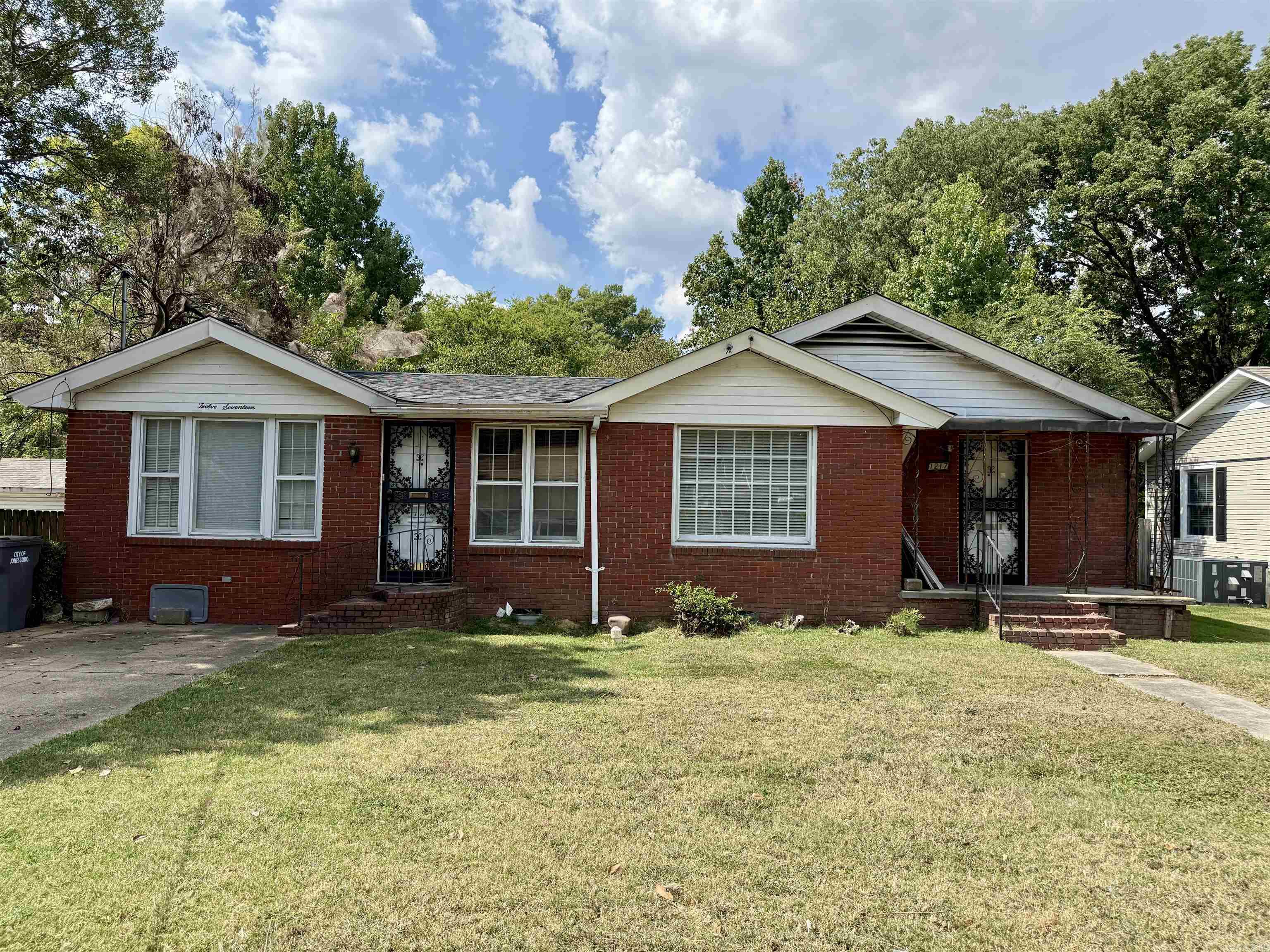 Investor’s special! This 1,920 sq. ft. home features 3 bedrooms, 2 baths, bonus rooms, and a huge den with a fireplace. Major updates already in place with a new roof and water heater, giving you a head start on renovations. With its generous layout, this property is perfect for a rental investment, remodel, flip opportunity or live in it while you remolded for your personal home!. Don’t miss out on the chance to add value and maximize returns!