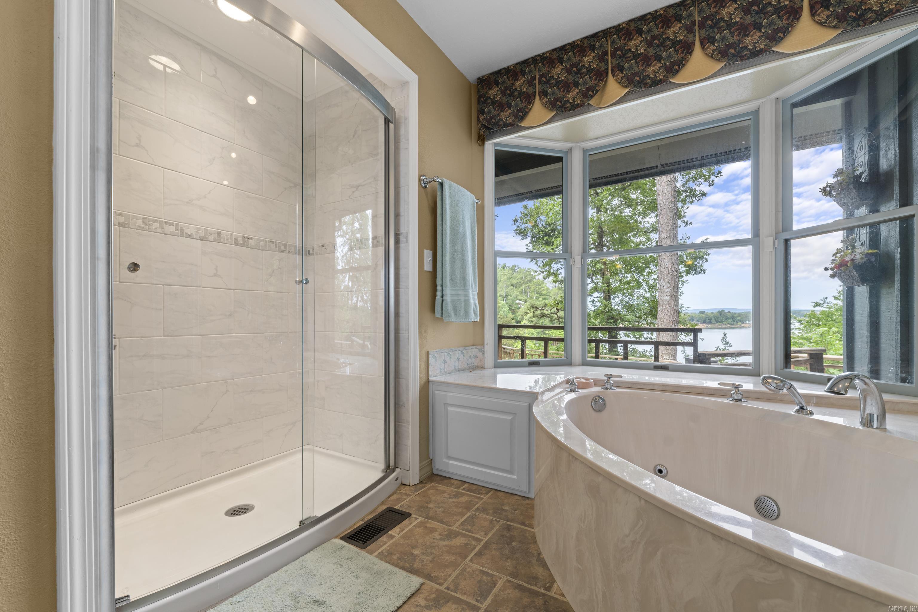 LAKE FOREST ESTATES - LAKE - Residential