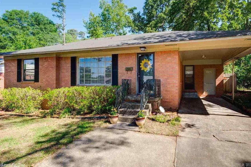 Cute 2BR/1BA home in the center of midtown! Close to tons of dining and shopping options! It has great curb appeal and a fully fenced back yard.  Our leases are for 18 months and income has to be three times the amount of rent unless you have a housing voucher.