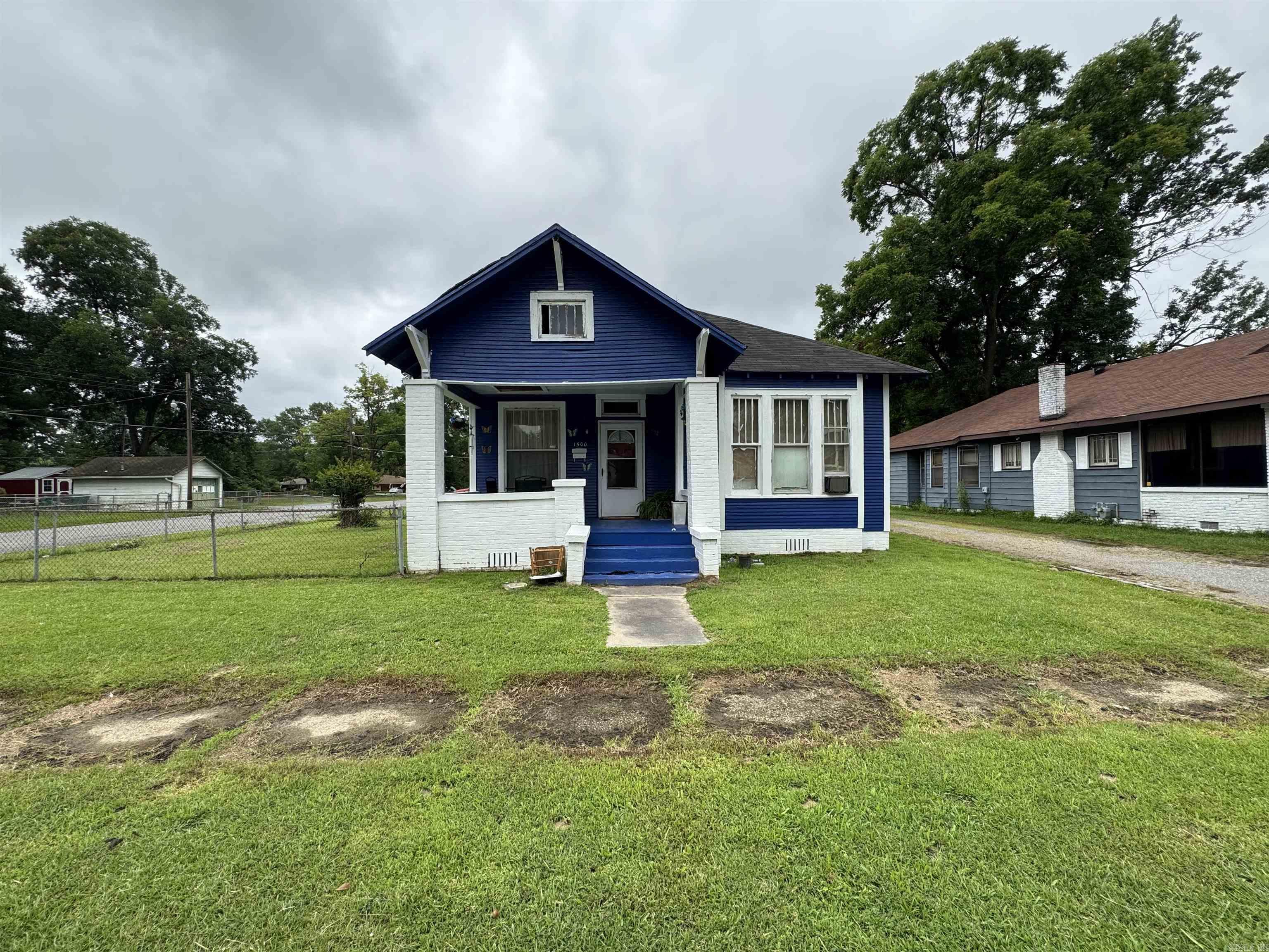 Looking for a starter home? Look no further than here! This home boasts curb appeal and great for a single family looking for a home! Schedule a showing today