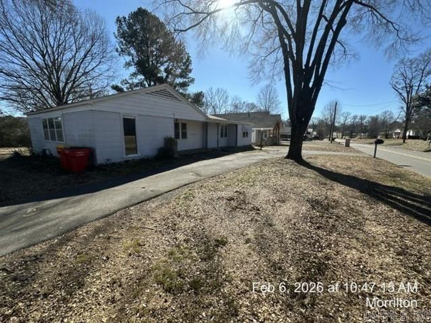 Calling all investors and homeowners! This property is looking for a new owner! This home has the square footage to fit the large family and is located on 2 lots! This home features a galley kitchen and a bonus room and is walking distance to schools. See it today. Agents read confidential remarks.