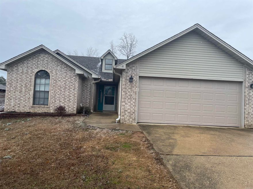 5 MINUTES FROM TOWN! THIS HOME FEATURES AN AMAZING WALK IN SHOWER IN THE MASTER BATHROOM AND SPACIOUS BACK YARD FOR YOUR PETS. SEPERATE OFFICE WITH STORAGE.