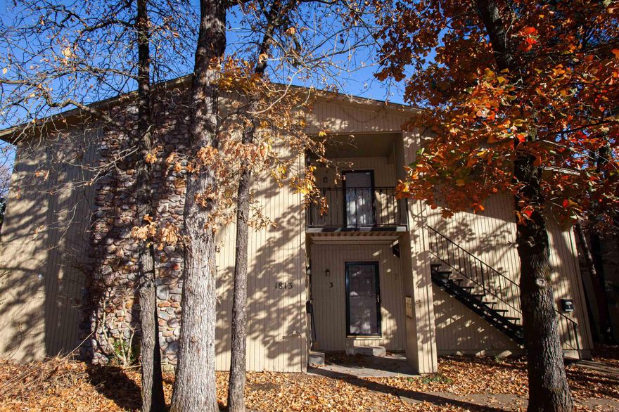 Recently remodeled 2BR apartment in the center of Little Rock. Perfect location close to shopping, dining, and much more. You can view this property by setting up and appointment, 501-232-8964. Come check it our before it's gone! Our leases are for 18 months and income has to be three times the amount of rent unless you have a housing voucher.