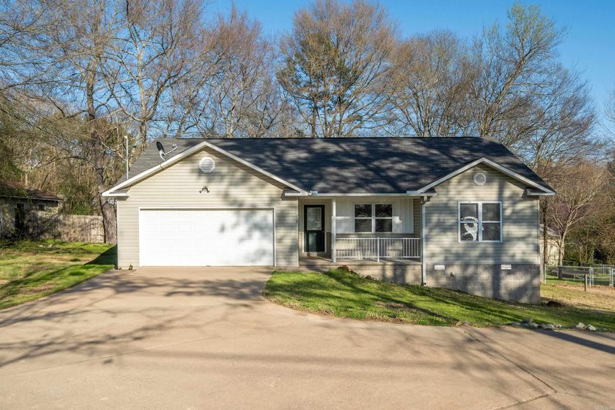 Welcome to this charming 3 bedroom, 2 bathroom home located in the highly sought after Lake Hamilton School District. The functional kitchen features modern appliances and plenty of counter space for meal preparation. The master bedroom includes an en-suite bathroom with a shower/tub combo. Outside, you'll find a large fully fenced backyard with a deck, ideal for enjoying the beautiful Arkansas weather. This home offers a perfect blend of comfort and convenience, making it an ideal choice for your next move. Don't miss the opportunity to make this house your new home!