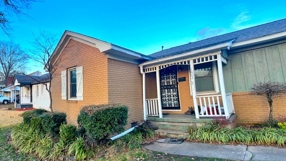 This 3-bedroom, 2-bathroom home offers an impressive 2,255 sq. ft. of living space on an 8,276 sq. ft. lot, giving you plenty of room to spread out and make it your own! Enjoy the benefits of brand-new windows, a 1-year-old roof, and a recently installed central HVAC system, providing energy efficiency and long-term peace of mind. While the home could use some cosmetic retouching, the major updates are already doneāgiving you the fantastic opportunity to customize the space to your style.