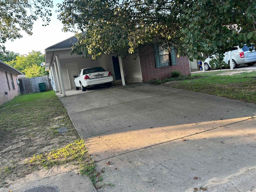 Perfect investment property! Tennant is only month to month! Great Location! Call today for a showing!