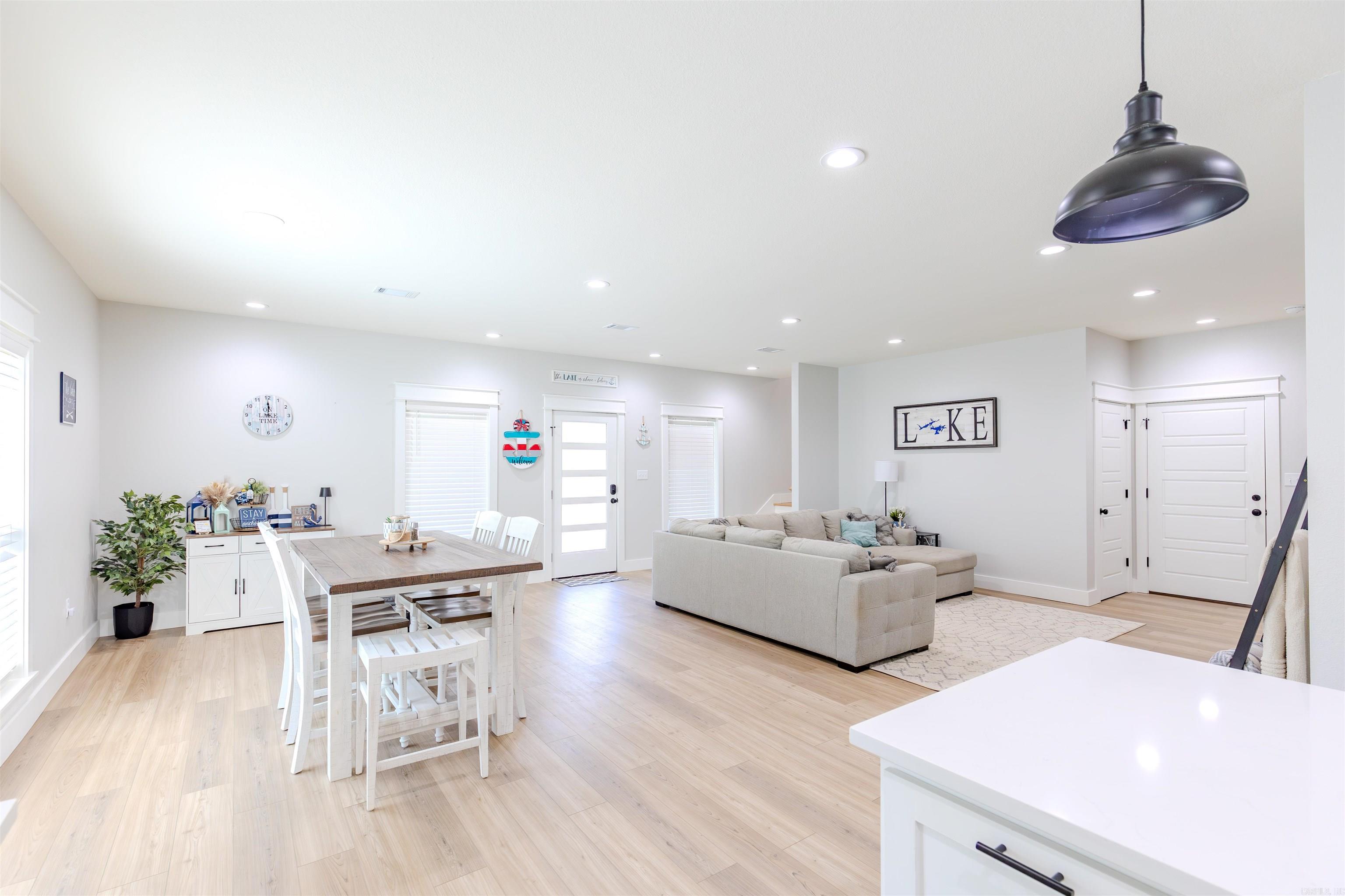 WOODLAND SHORES - Residential