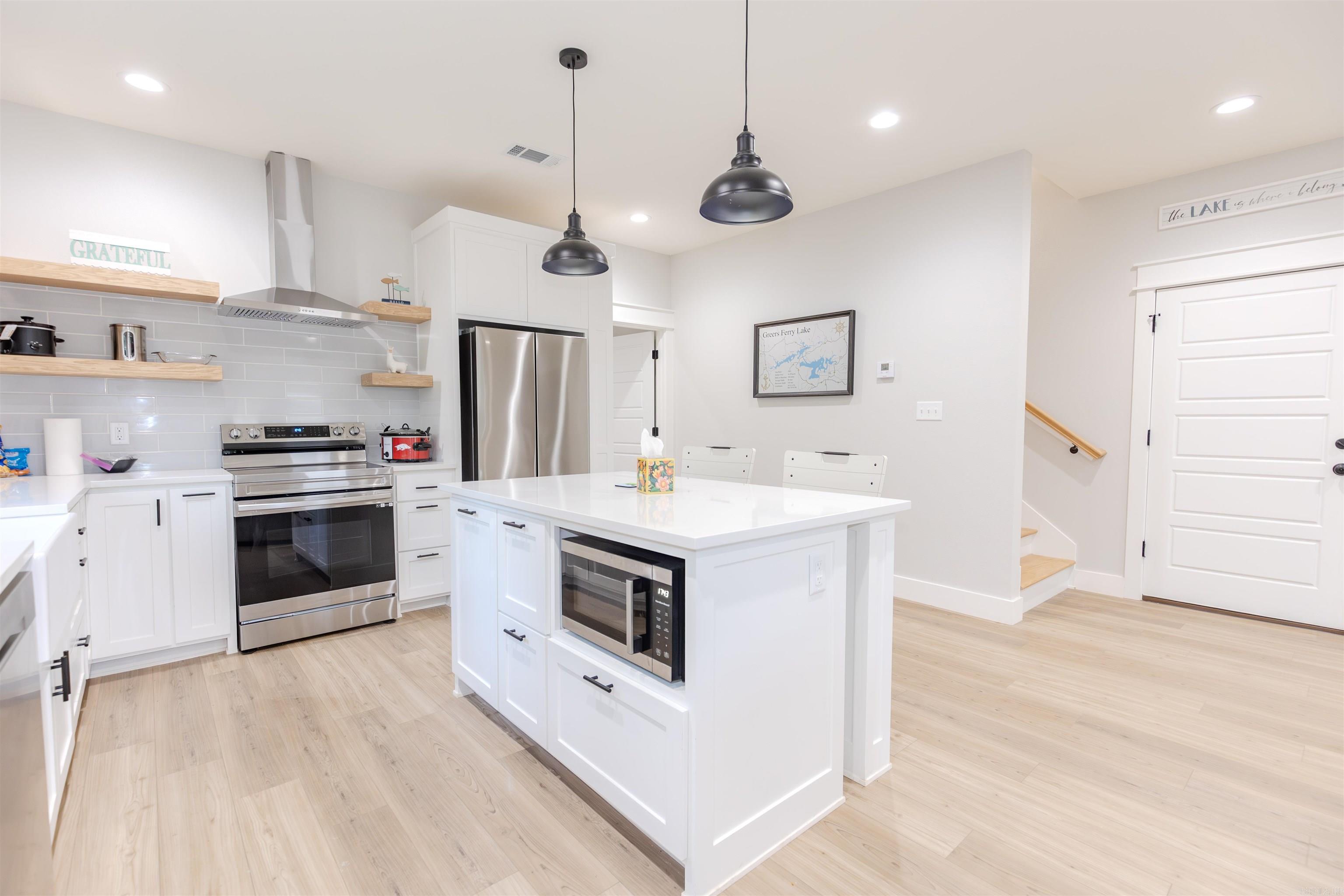 WOODLAND SHORES - Residential