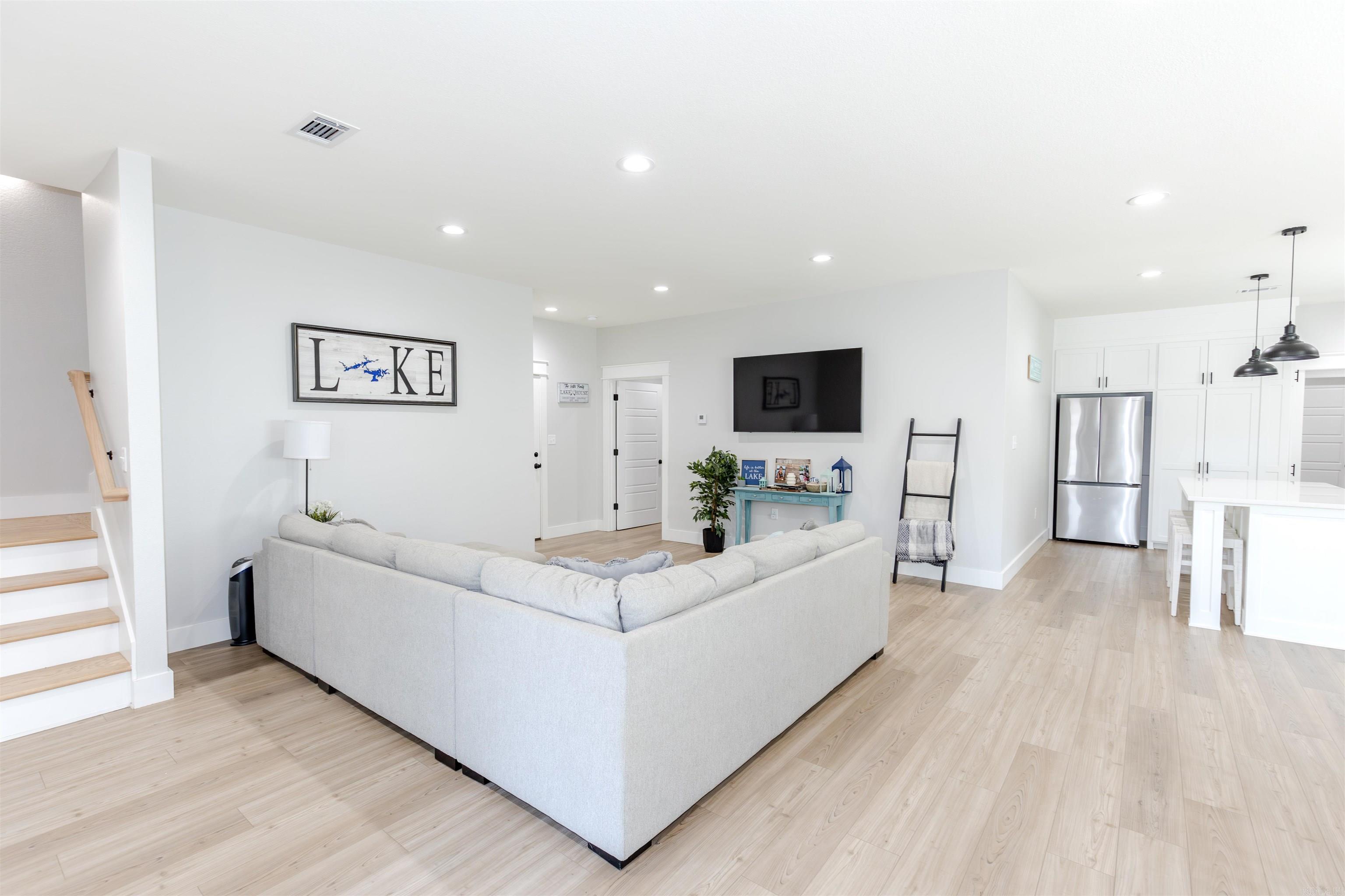 WOODLAND SHORES - Residential