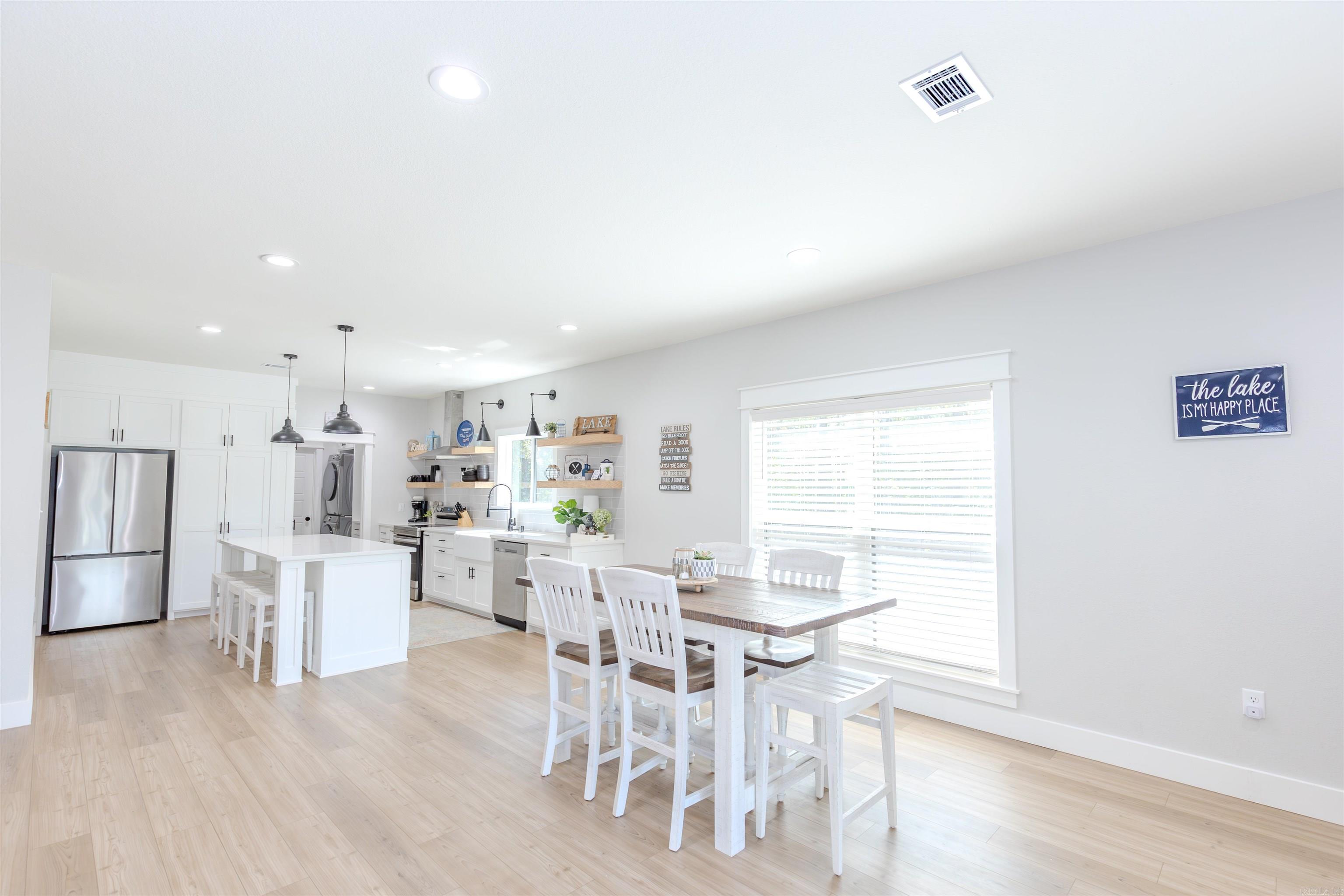 WOODLAND SHORES - Residential