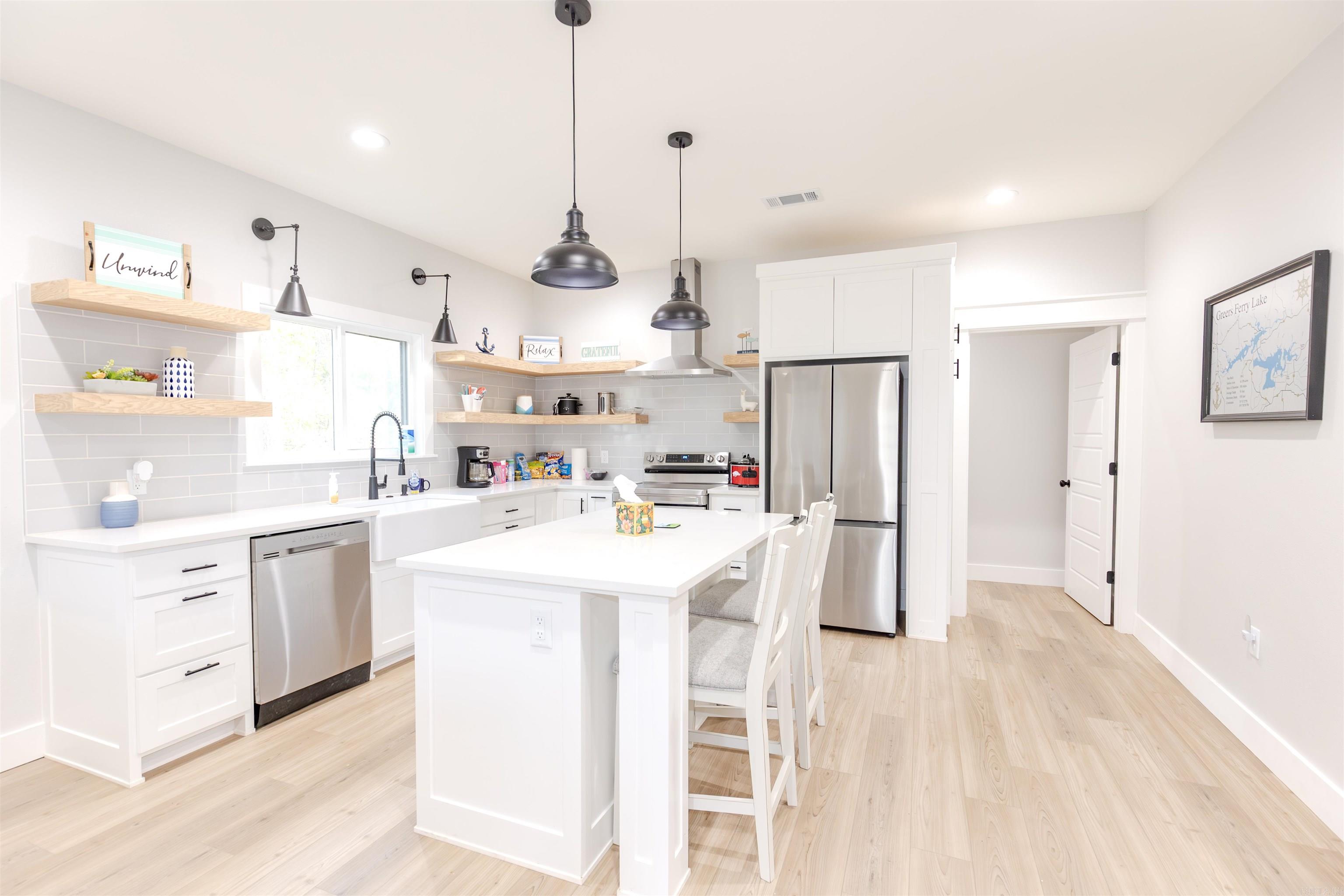WOODLAND SHORES - Residential