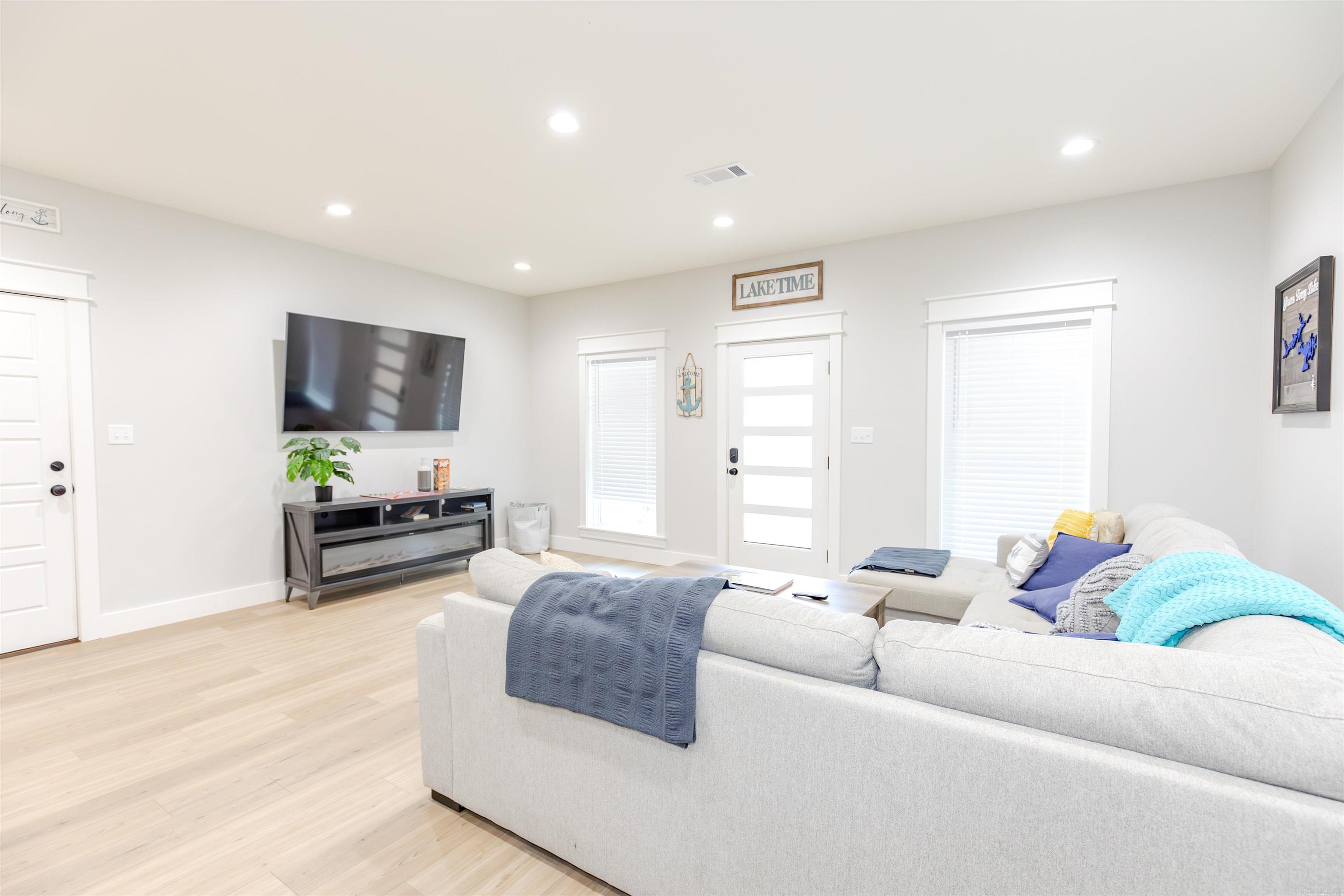 WOODLAND SHORES - Residential