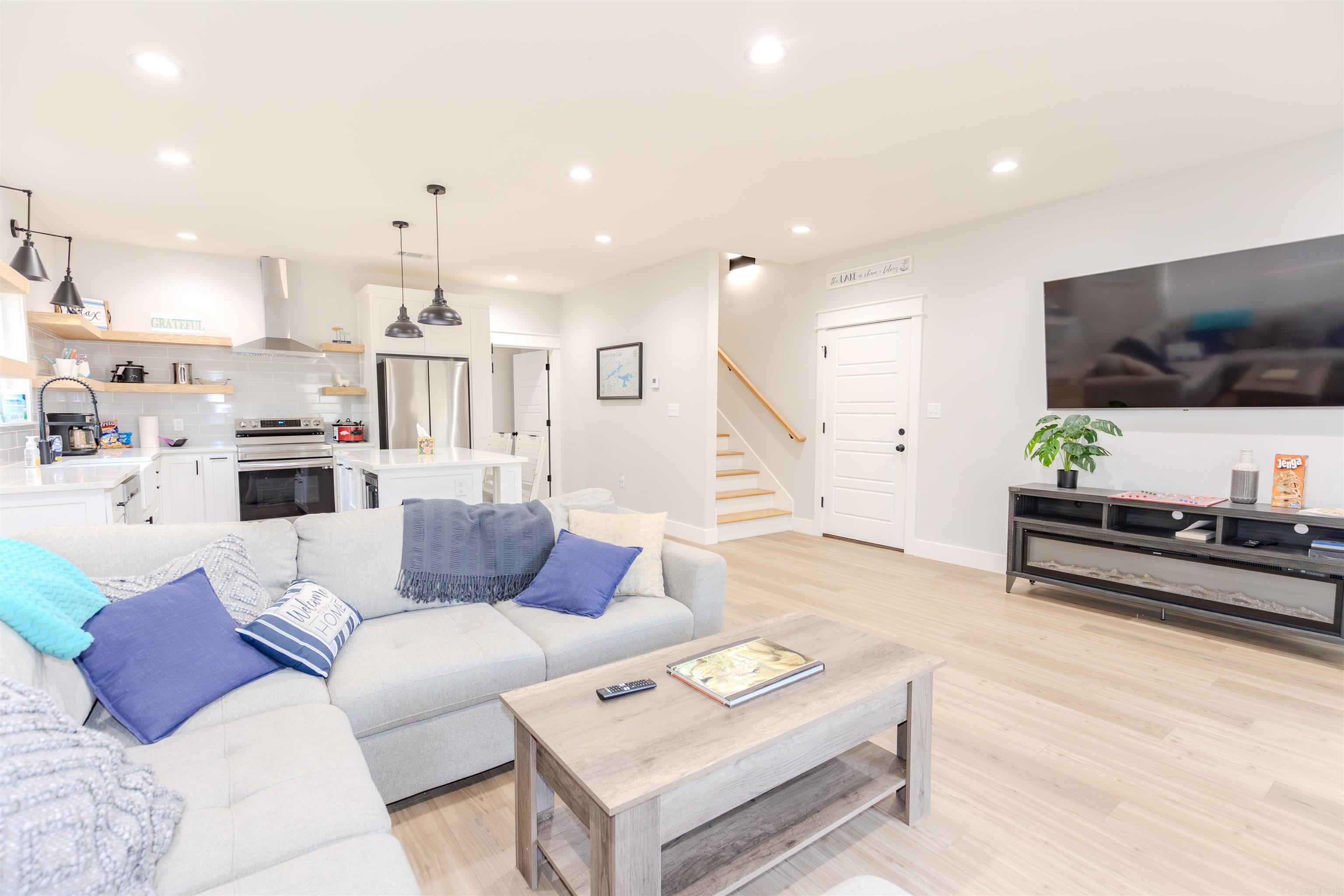 WOODLAND SHORES - Residential