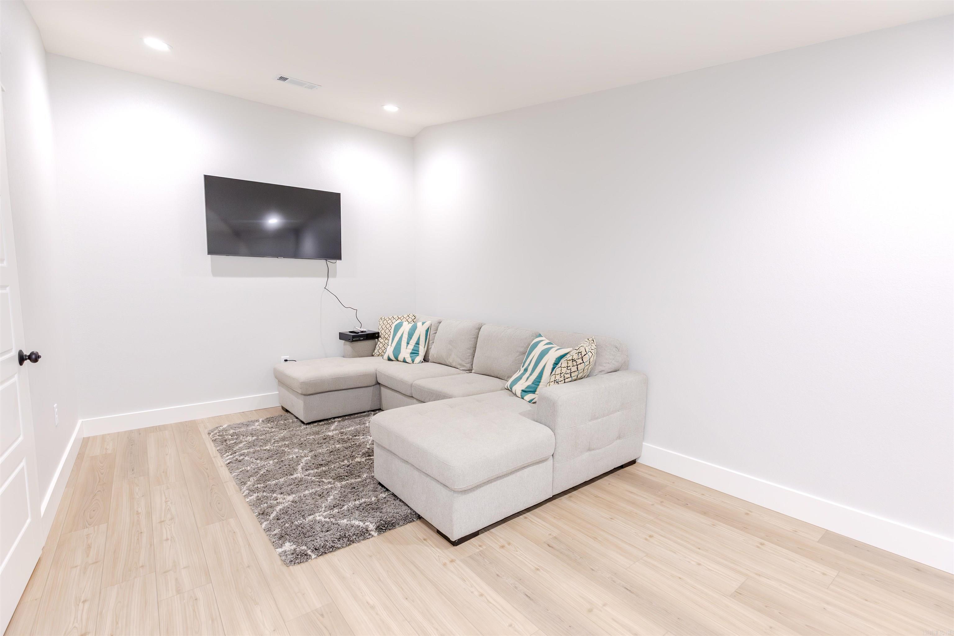 WOODLAND SHORES - Residential