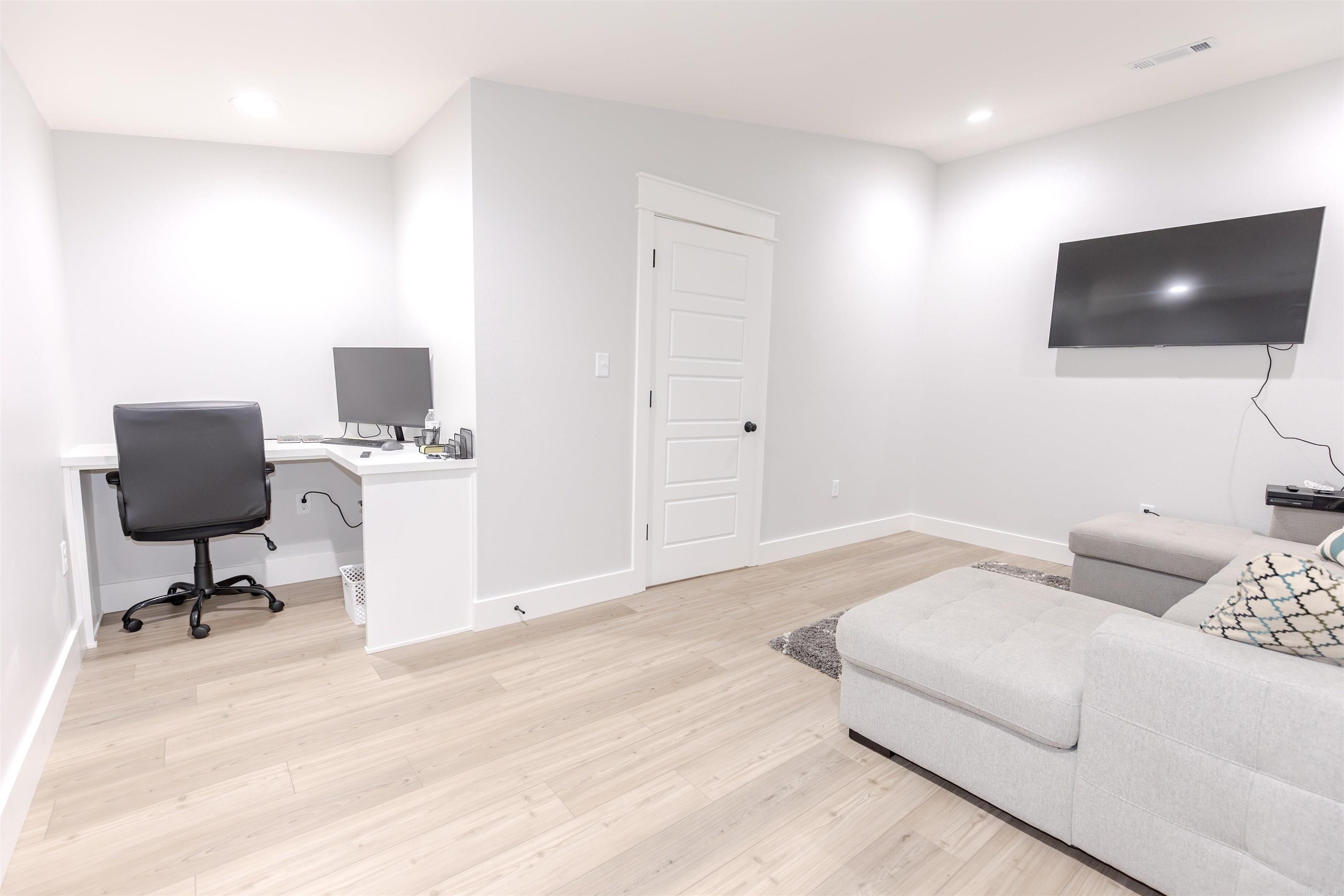 WOODLAND SHORES - Residential