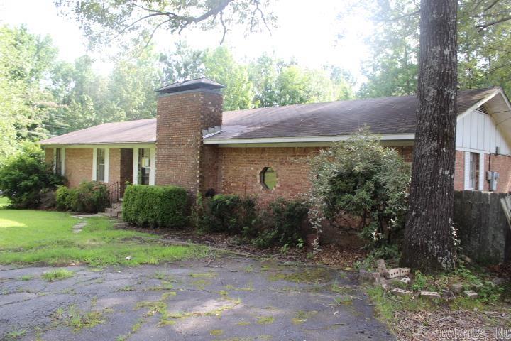 Lots of potential with spacious home on corner lot. No Disclousre. To Be sold AS IS. AGENTS SEE CONFIDENTIAL REMARKS AND DOCSONLINE FOR ADDITIONAL INFORMATION AND OFFER SUBMISSION. PROPERTY IS SUBJECT TO A 3 DAY FIRST LOOK PERIOD. Seller will negotiate ALL offers after the period expires. All offers must include ARA contract, Earnest Money Addenda, Offer worksheet(docs online), Cash offers POF showingt bank name, buyer name and balance dated within last 20 days-(phone photo or screen shots or online bank copy is not acceptable) Finance offers must have preapproval stating lender has reviewed buyer credit, assets to close and is aware property is sold as is, and these items are not part of approval process. Seller does not accept "Blind"offers, escalationm clauses or consignment. Cash offers require 10% of purchase price EMD, Term offers higher of 1% or $1,000.00 EMD.