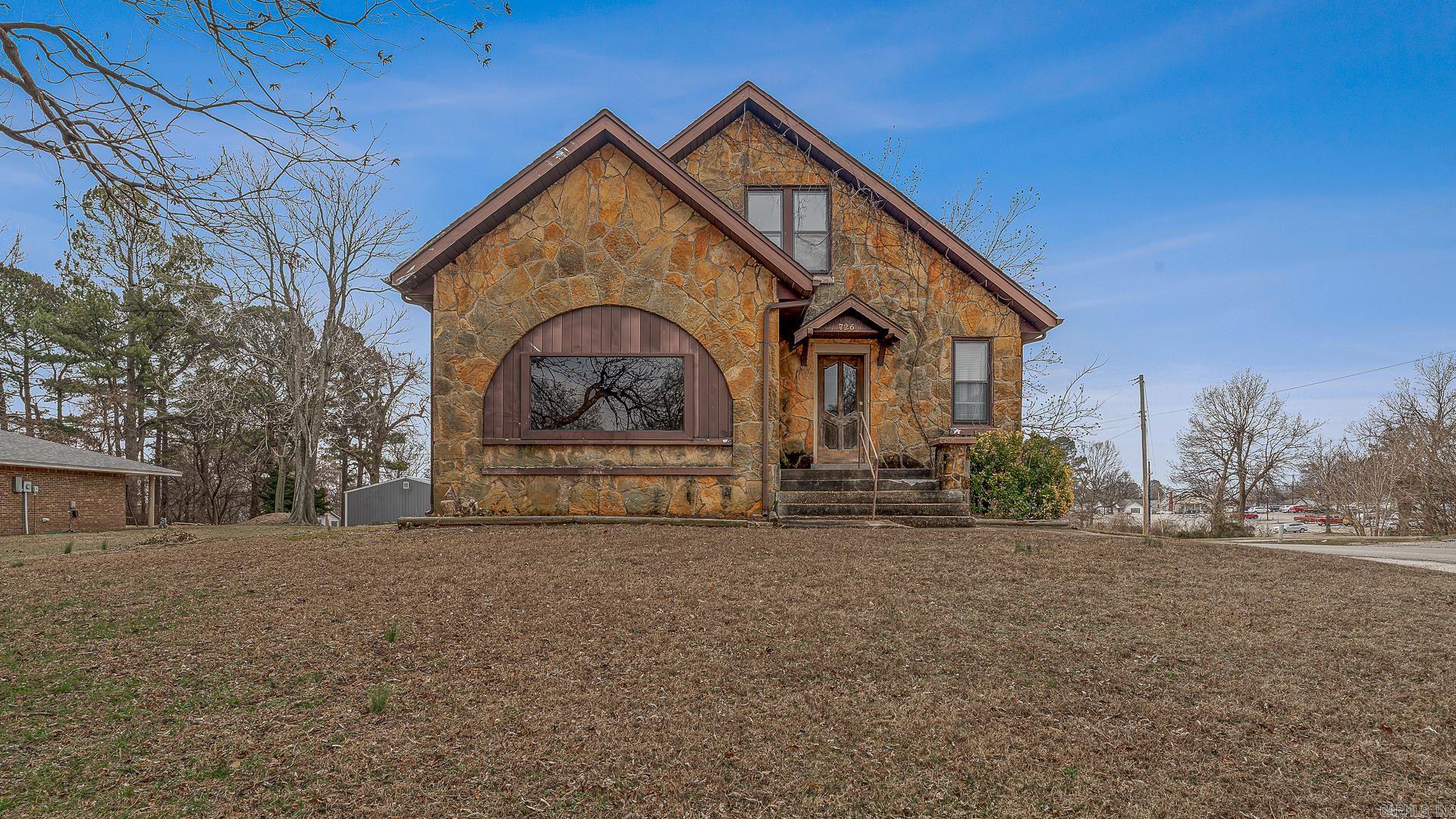 Main image without alt text