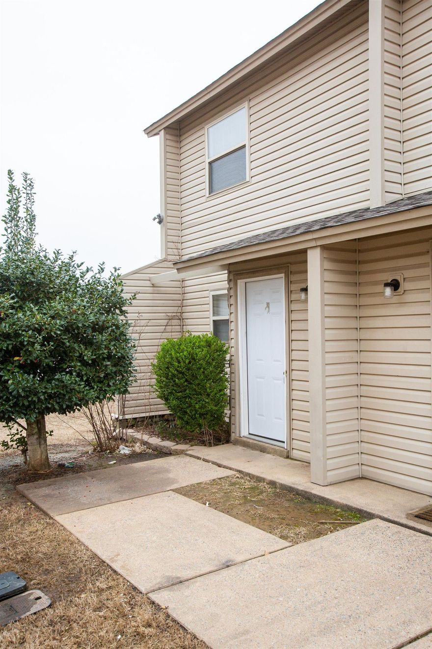 MOVE IN SPECIAL! HALF OFF FIRST MONTH’S RENT! Cute townhome located in Maumelle with a balcony overlooking the street. The lease for this property is flexible. Income has to be three times the rent. This property does not accept section 8.