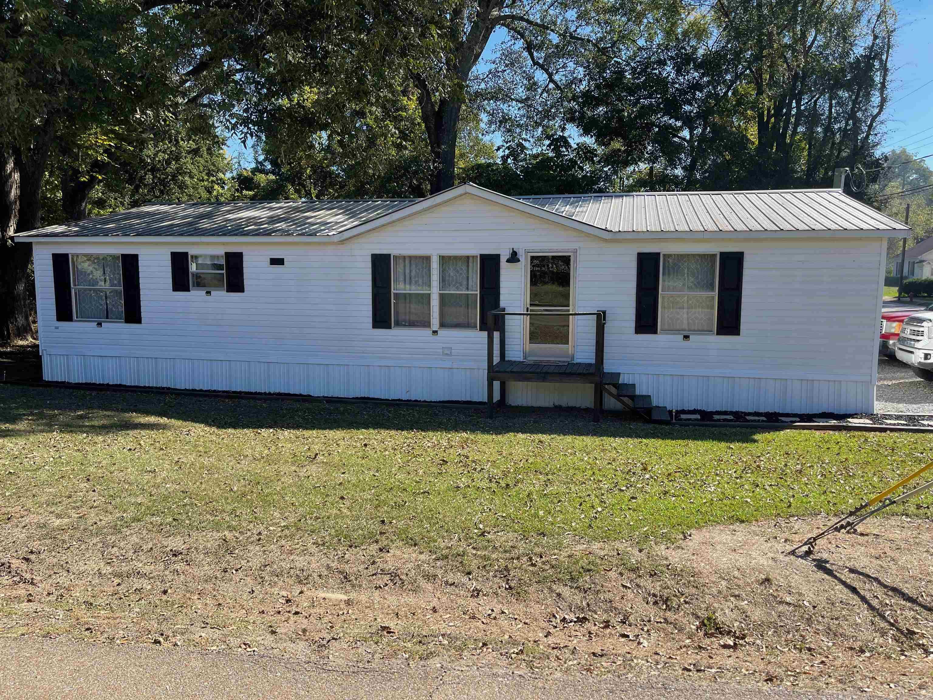 3 bedroom 2 bath on almost a full acre, close to everything Monticello has to offer. Back yard privacy and shade. Railroad track spur on property is abandoned. Room to expand, over 300ā frontage on Gabbert St. Call for appointments.