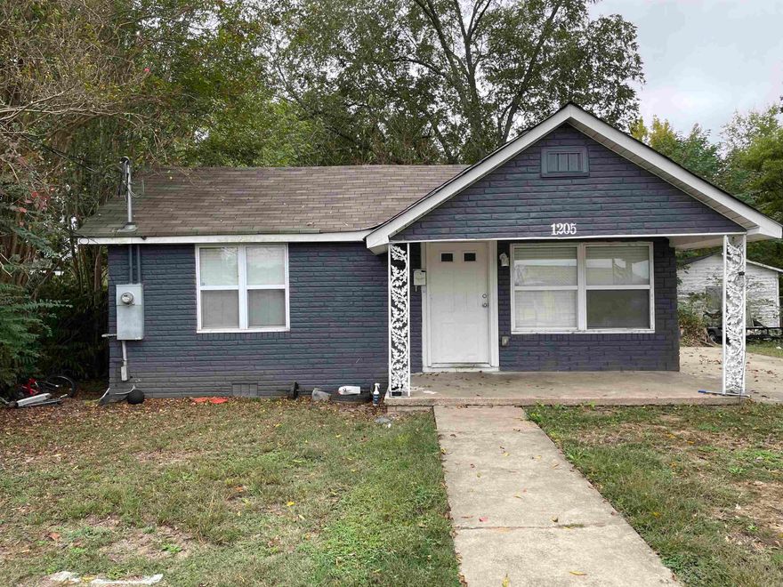 Nice updated home with granite countertops, conveniently located near Benton Schools. Upgrades include granite countertops, flooring, and appliances. Come see it today!