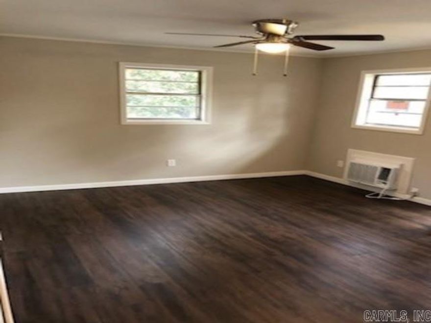 Ideal for Hospital Employees: Quiet, fully renovated, all electric, water paid, 1 bed/1 bath apt. Apartment has stack-able washer/dryer, microwave, ceiling fans and new appliances. Located downtown, 3 mins to I-630 and 8 min to River Market. NO pets/NO smoking. Deposit: $600*. App Fee $40. 1 yr employment, Clear Background Check. Renter's Ins. Required.*Deposit discounts available. Call (501) 346-8273 for additional info.