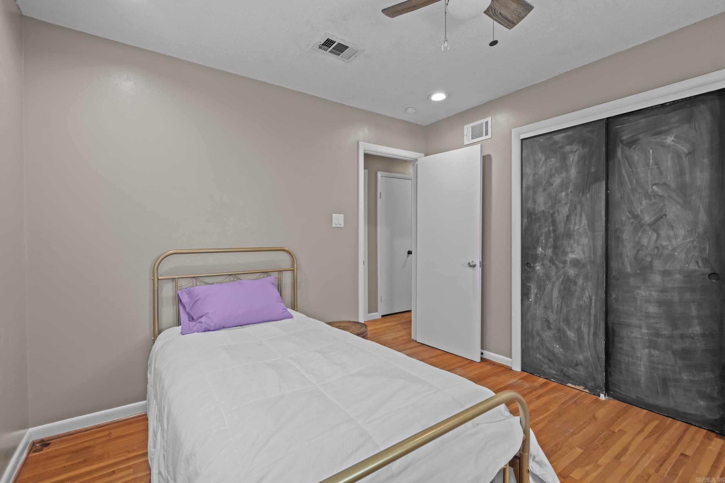 GLENOAKS - Residential