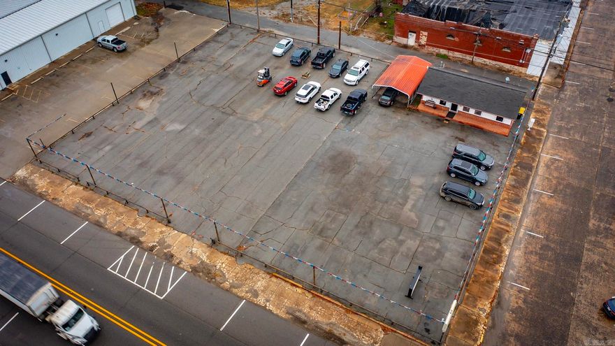 Great Commercial Building with a Highly Visible Location.  Lot is 10,500 sqft. with Office and additional metal building with covered parking. Schedule your showing today.