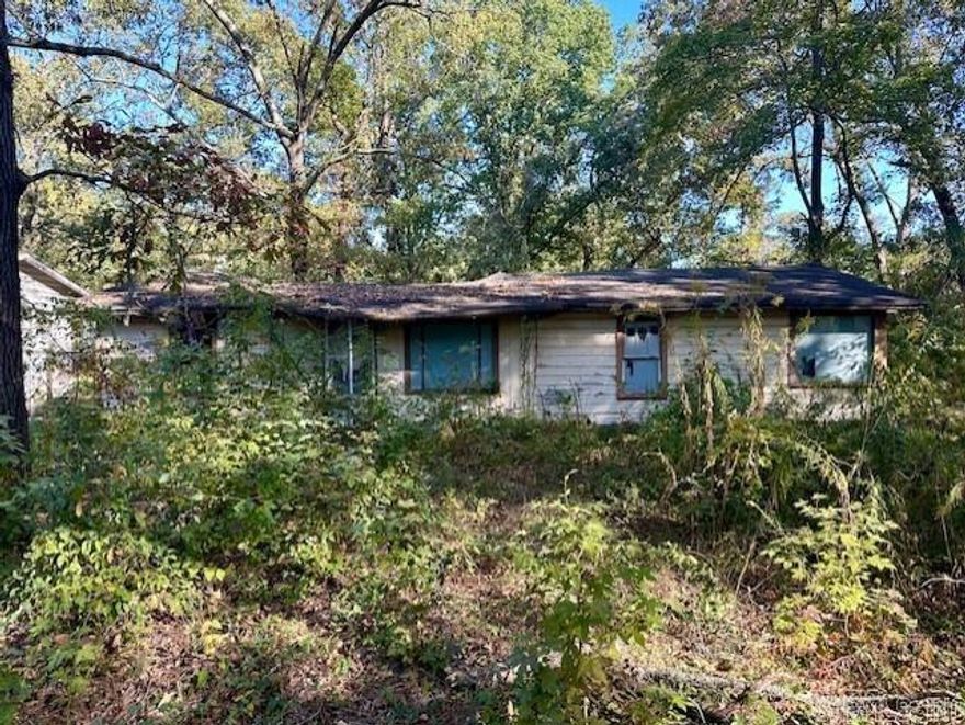 Calling ALL Investors! 3 bed/1 bath is in need of TLC. Agents, please see remarks.